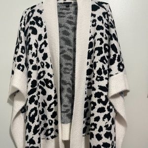 Ann Taylor Leopard Knit Open Front Sweater Cape Women OS Black White
Shawl Cloak